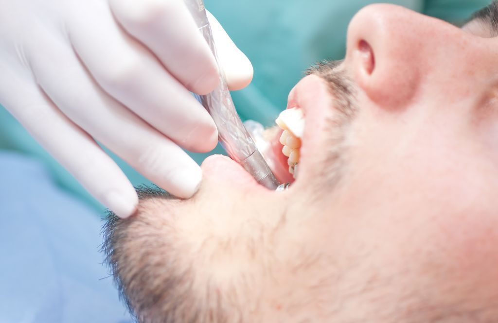 Dentista fazendo tratamento
